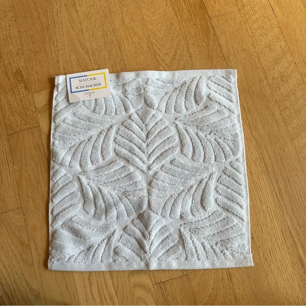 Matouk Schumacher Sonia Cloud Blue Wash Cloth